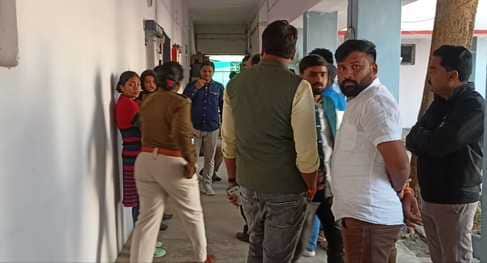 आरोपी को पड़ककर ले जाती पुलिस