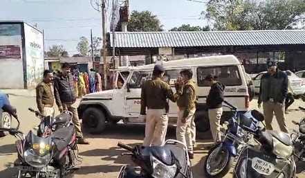 अस्पताल में मौजूद पुलिस टीम
