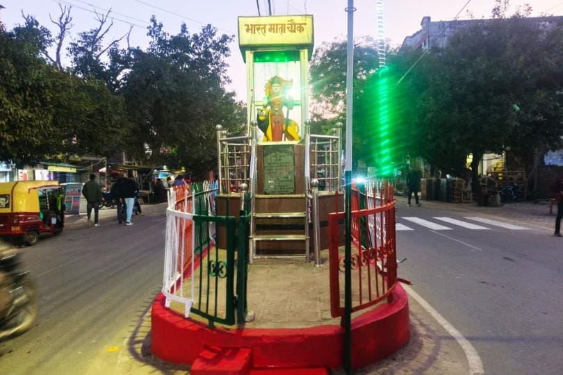 Railings and platform of Bharat Mata Chowk built, lights