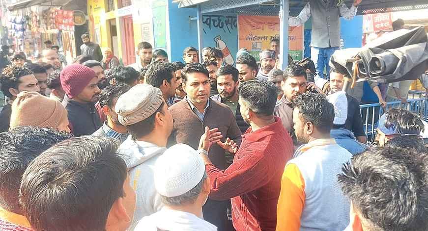 Bhim Army protested against the Nagar Panchayat team for removing the street vendors