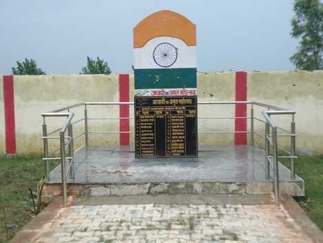 Gandhi used to make plans sitting on the platform, he had made a strategy to blow up the bridge