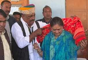Nagaur news: बेनीवाल के गढ़ में गरजी राजें, बोलीं- लोग बदलते रहते हैं और जनता सही निर्णय लेना जानती Nagaur news: Vasundhara Raje verbally attacked Beniwal during her Nagaur tour