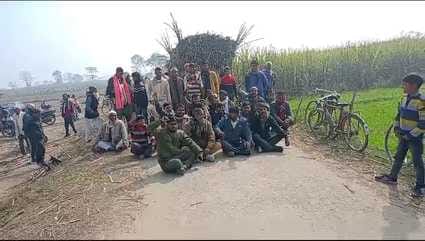 Farmers stopped sugarcane weighing by blocking the road