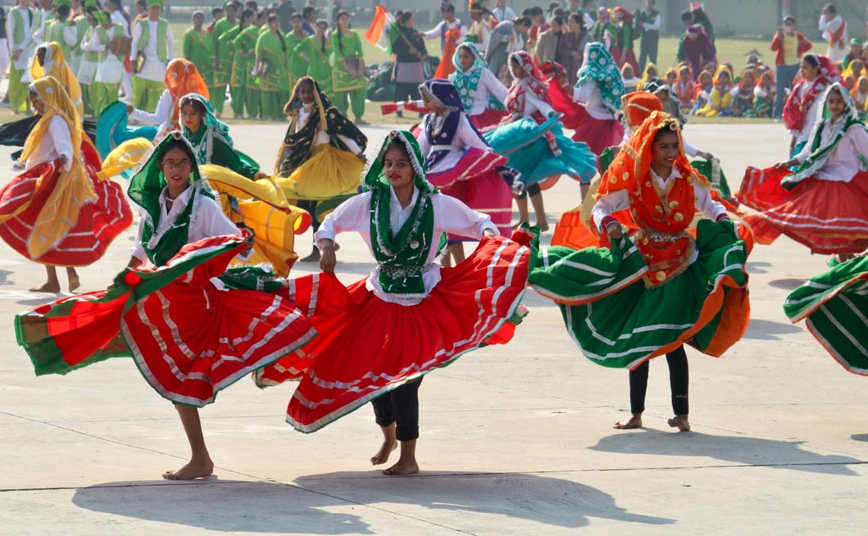 School students presented cultural programs full of patriotism