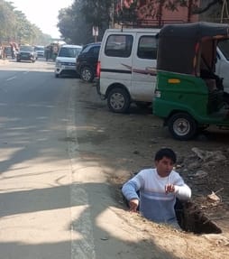 Danger of accident due to breaking of slab, District Councilor protested by sitting in the drain