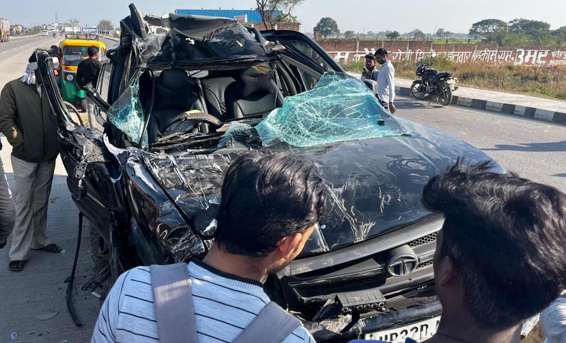 Uncontrolled safari rammed into moving truck, six devotees injured