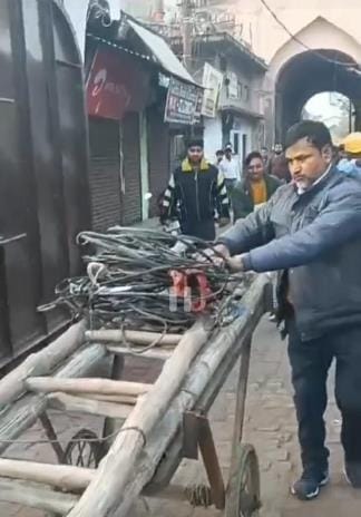 Uproar over electricity theft, team surrounded for two hours