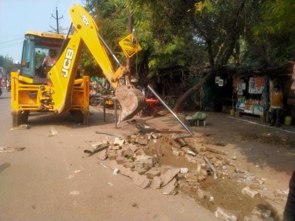 Municipality got upset after digging up the kerb, gave a notice of 45 lakhs to PWD