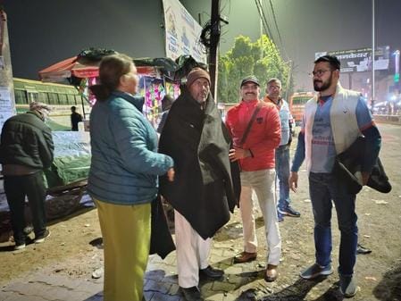 Pahal Ek Prayas members distributed warm clothes