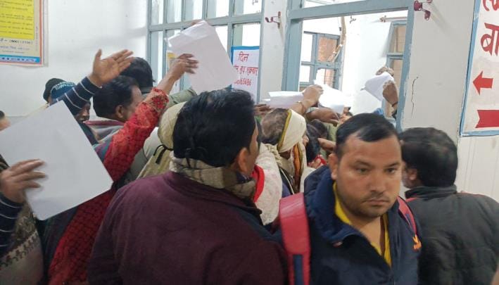 Doctor arrived three hours late, struggled for treatment