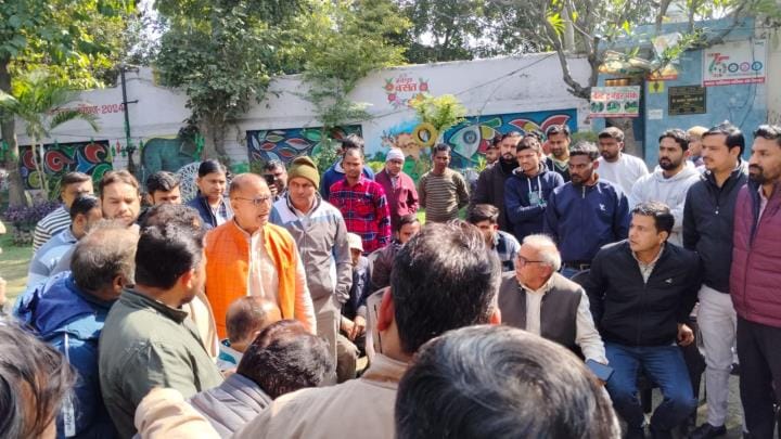 Traders create ruckus at municipality to protest against removal of encroachment