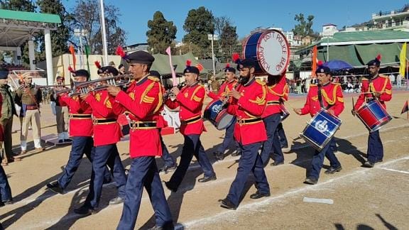 In the rehearsal of the parade, the troops marched to the tune of the band.