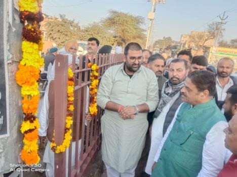 The work of grilling the divider on the main road of the city has started, construction of 1900 meter long divider will be completed by June.