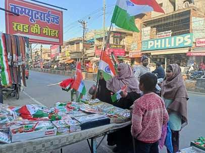 Tricolor cap and band are popular in the market