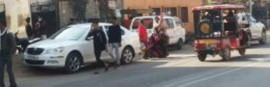 Hospital vehicles are parked on the roads, then how will we get rid of the jam?