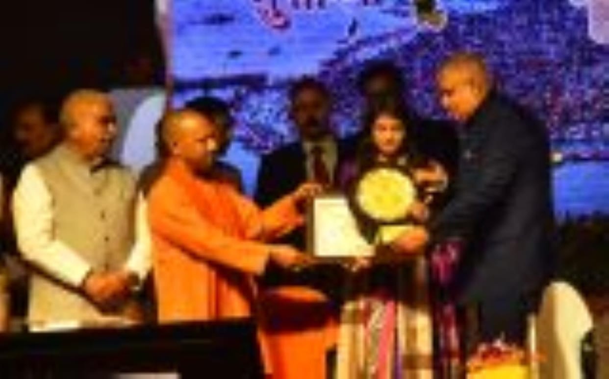 Six personalities of the state received Uttar Pradesh Gaurav Samman, Vice President gave prize money of Rs 11 lakh each