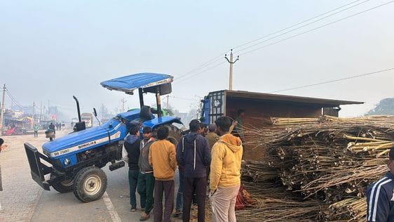 Tractor-trolley loaded with wood overturned, old man died