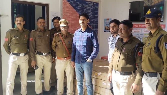 Police caught illegal liquor worth Rs 4 lakh from pickup vehicle