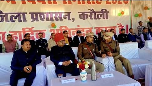 गणतंत्र दिवस पर कुर्सियां रही खालीं।