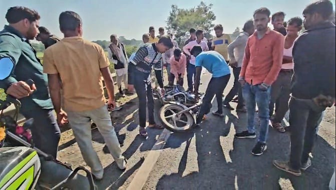 A tractor loaded with ballast hits a bike rider from behind: Woman riding a bike dies in the accident