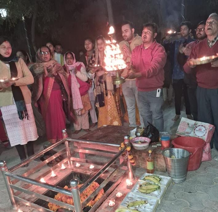 Maha Aarti held at Parijat Dham, crowd of devotees gathered