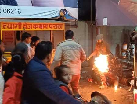 Young man sets himself on fire due to dispute between shopkeepers