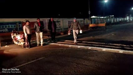 ब्रेकर पर पुताई करते टीम के सदस्य