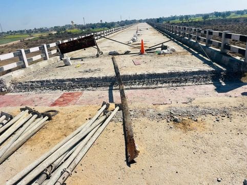 The bridge on Sabi river on State Highway 14 collapsed, entry of heavy vehicles closed