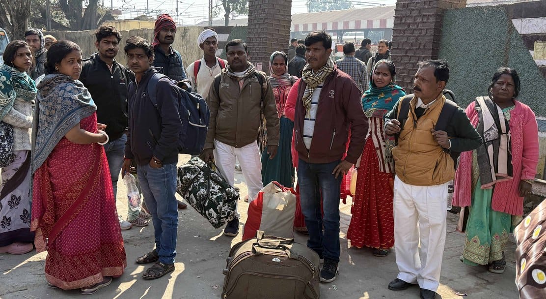 Mahakumbh Mela special train stopped in Khurja, passengers upset