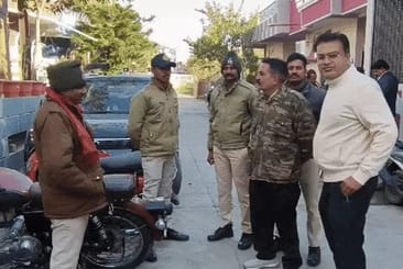 लेखापाल के घर के बाहर खड़ी टीम