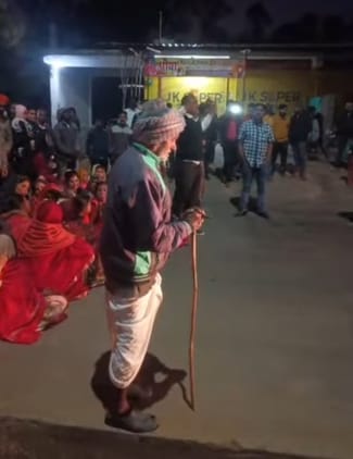 सड़क पर विरोध प्रदर्शन करते परिजन