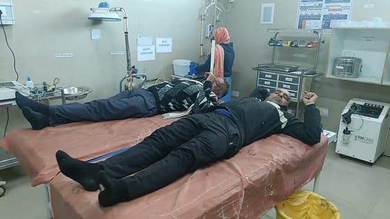 In Nacharkheda, 3 JEs and 2 linemen of Electricity Corporation were chased and beaten by villagers.