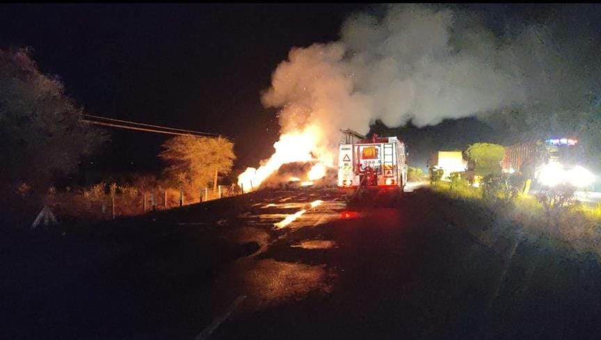 The moving truck turned into a ball of fire, the driver jumped out and ran away