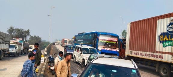 Varanasi-Ayodhya highway jammed due to crowd of devotees
