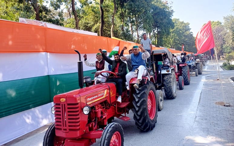 Bhakiyu took out tractor tricolor march