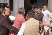 पंचायत समिति में चले लात-घूंसे