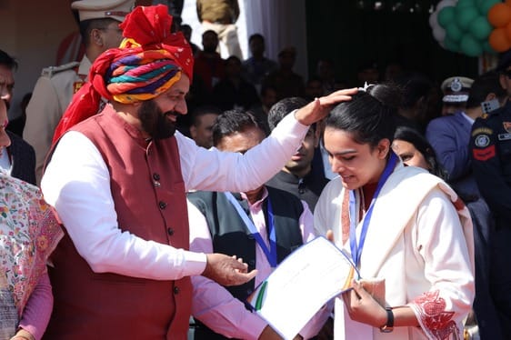 CM honored bag girl Nandini