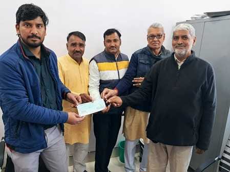Yadav Kalyan Samaj received a check of Rs 5 lakh as assistance