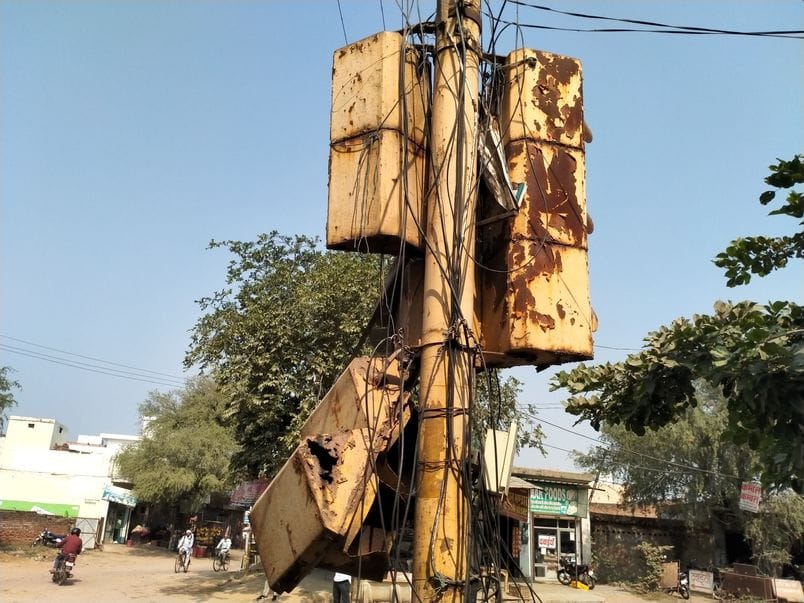 Need for traffic signals, fear of accidents remains in darkness