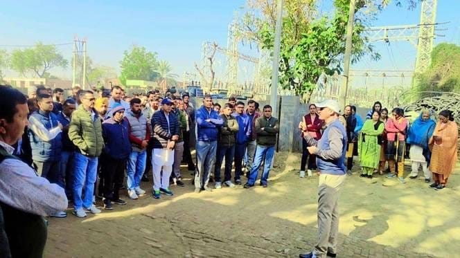 Electricity employees protest against Executive Engineer on the second day too