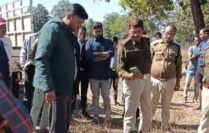 Shahdol: कच्चे रास्ते में अनियंत्रित हुई साइकिल, गिरने से बुजुर्ग की मौत; शरीर में नहीं है कोई चोट के निशान Bicycle went out of control on a rough road, old man died after falling;