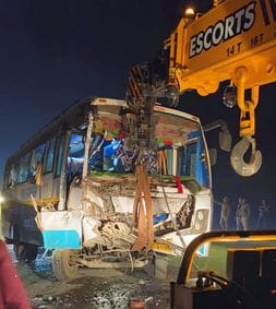 Mini bus of devotees going from Himachal to Maha Kumbh collides with Hydra, 25 injured