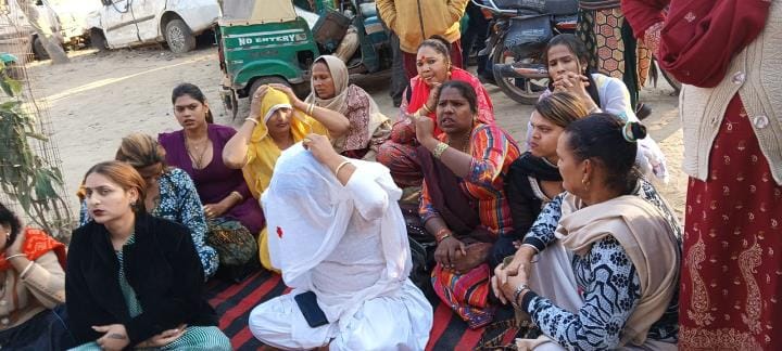 Mangalmukhis created a ruckus at the police station