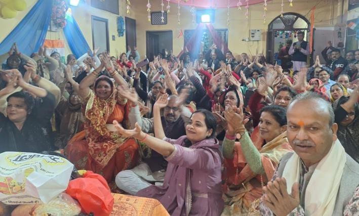 Devotees became emotional after listening to Shrimad Bhagwat Katha.