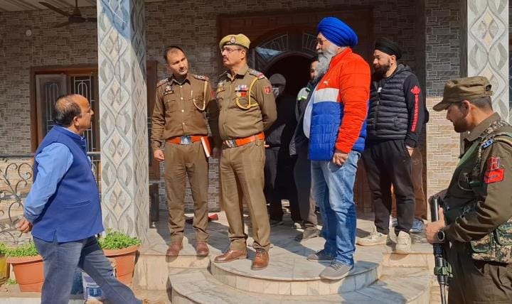 Loot Near Rajbagh in House