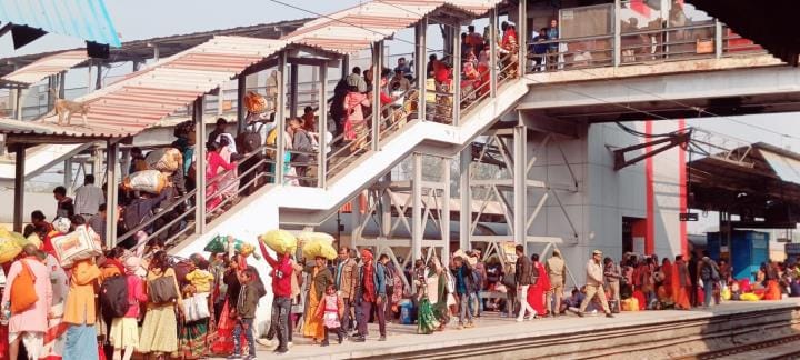 Devotees gathered to go to Mahakumbh, transport system broke down