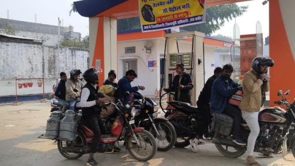 People wearing helmets and without helmets reached the petrol pump located at Moti intersection to get oil.