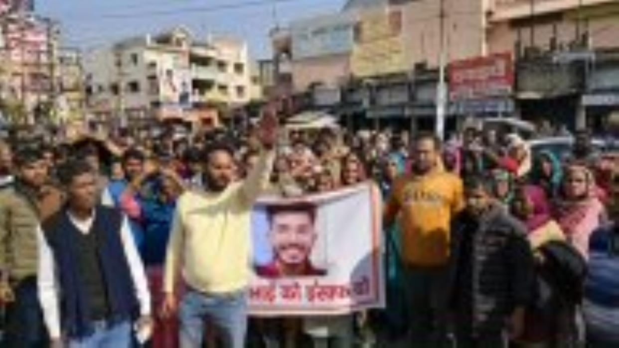 The family did not accept the dead body, took out a protest march