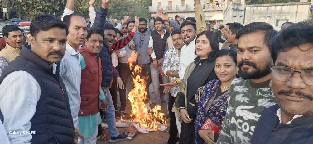 पुतला दहन करते भाजपा कार्यकर्ता।