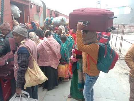 One thousand passengers left by train, problems increased due to lack of direct bus to Prayagraj